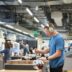 Trabajadores en una cadena de producción