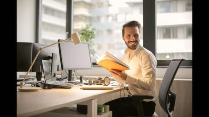 Joven trabajador de oficina