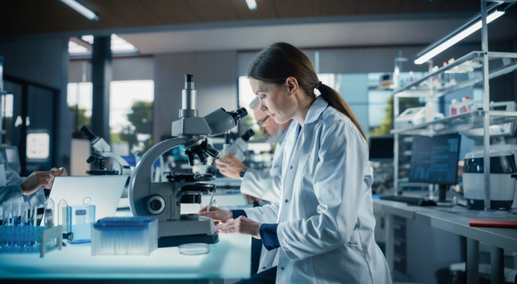 Mujer en un laboratorio