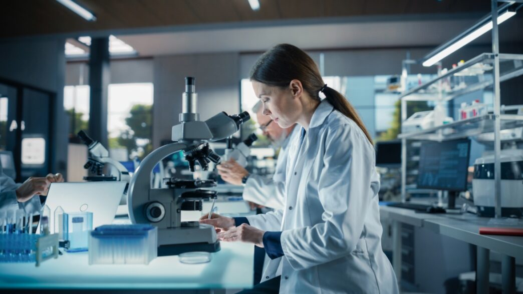 Mujer en un laboratorio