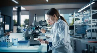 Mujer en un laboratorio