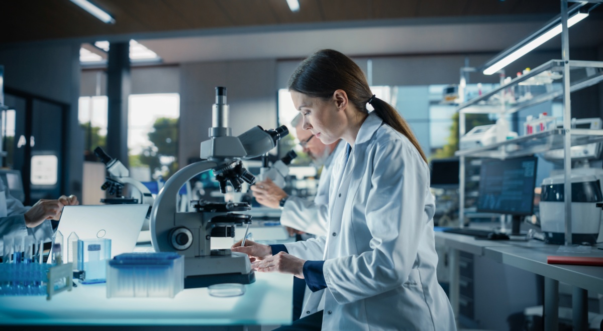 Mujer en un laboratorio