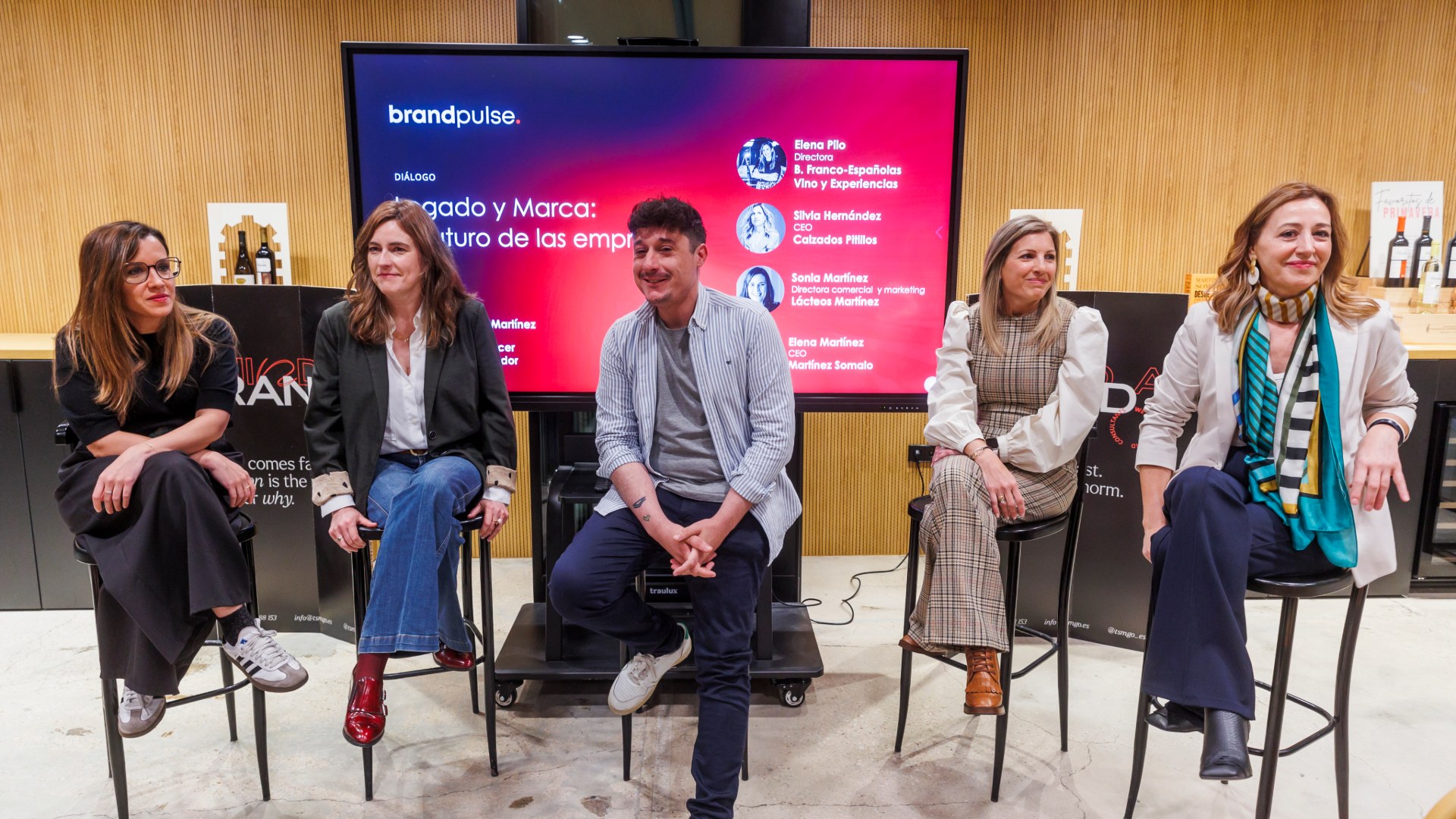 Mario Martínez modera la mesa que reúne a Elena Pilo, Silvia Hernández, Sonia Martínez y Elena Martínez