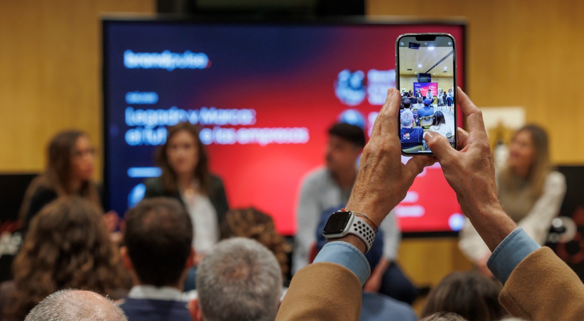 Un asistente fotografía la charla