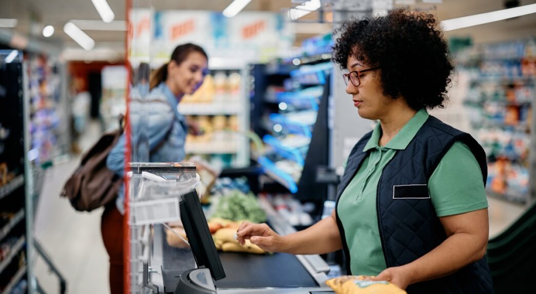 Mujer en un supermercado