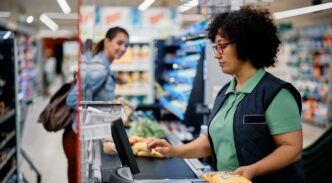 Mujer en un supermercado