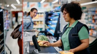 Mujer en un supermercado
