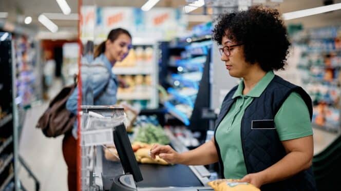 Mujer en un supermercado