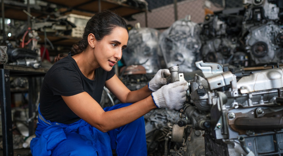 Mujer trabajando en tecnología