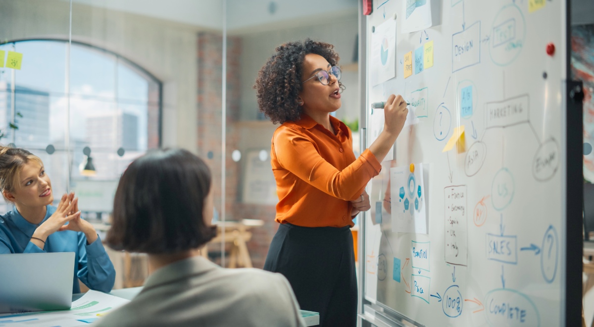 Una mujer liderando una reunión