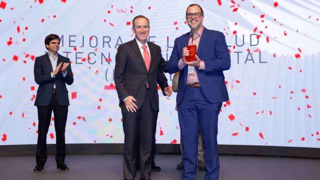 Luis Santiago, CEO de Pegasi, recibe el premio