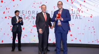 Luis Santiago, CEO de Pegasi, recibe el premio