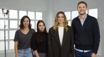 Alexia Putellas con el equipo de la startup Flopp Eco