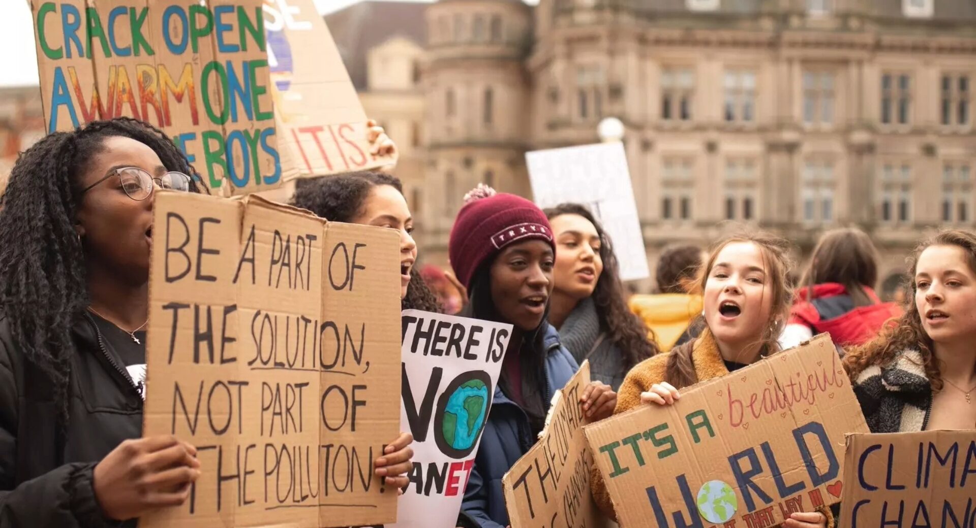 Imagen de una manifestación contra el greenwashing