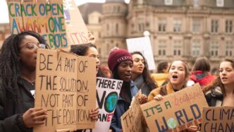 Imagen de una manifestación contra el greenwashing