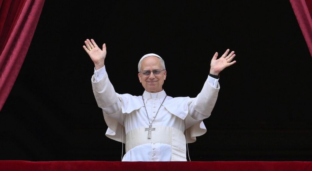 El nuevo Papa León XIV saluda desde el Vaticano