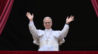 El nuevo Papa León XIV saluda desde el Vaticano