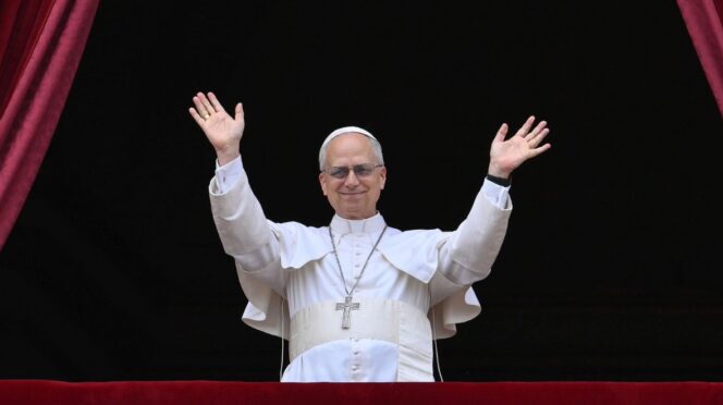 El nuevo Papa León XIV saluda desde el Vaticano
