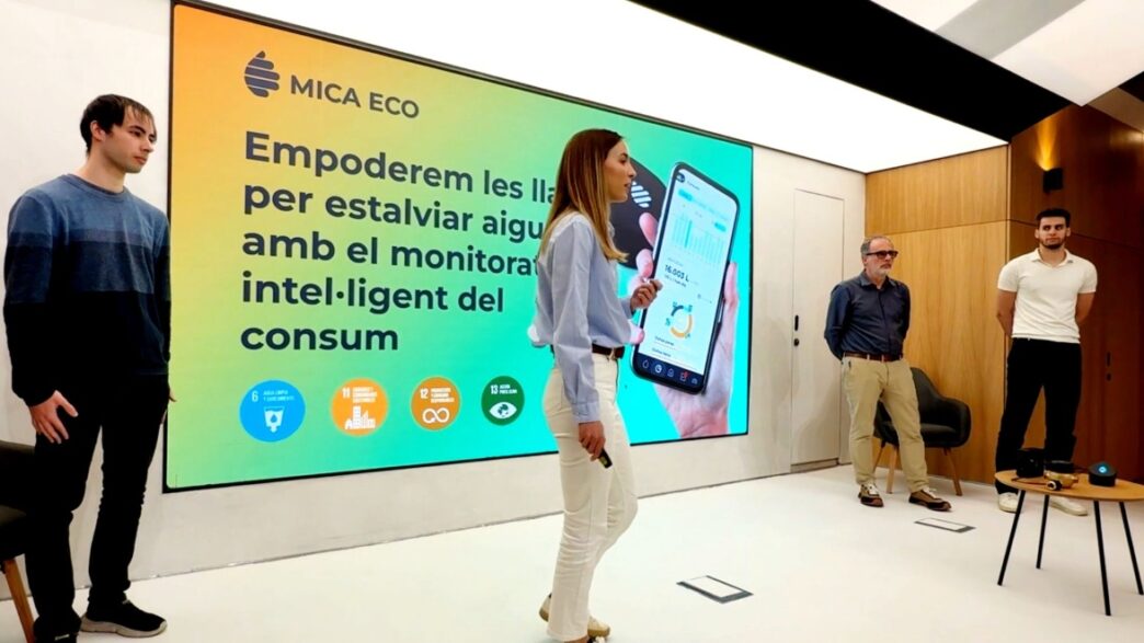 Parte de equipo de Mica Eco durante una reciente presentación