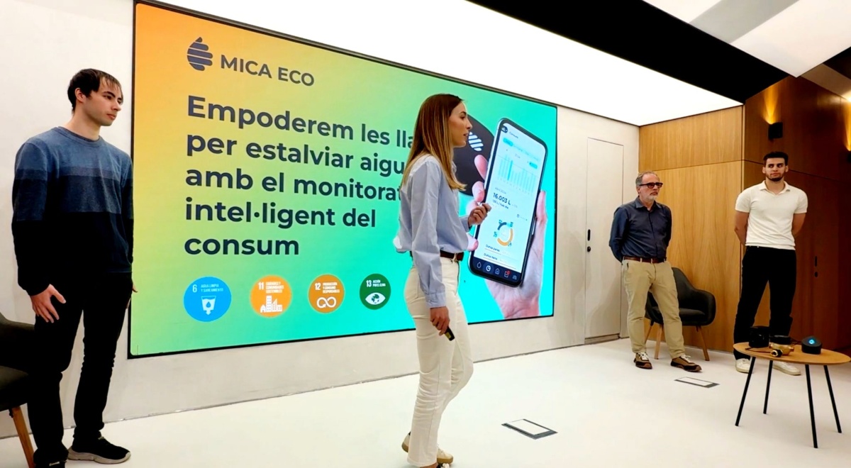 Parte de equipo de Mica Eco durante una reciente presentación