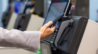 Hombre utilizando su móvil para pagar