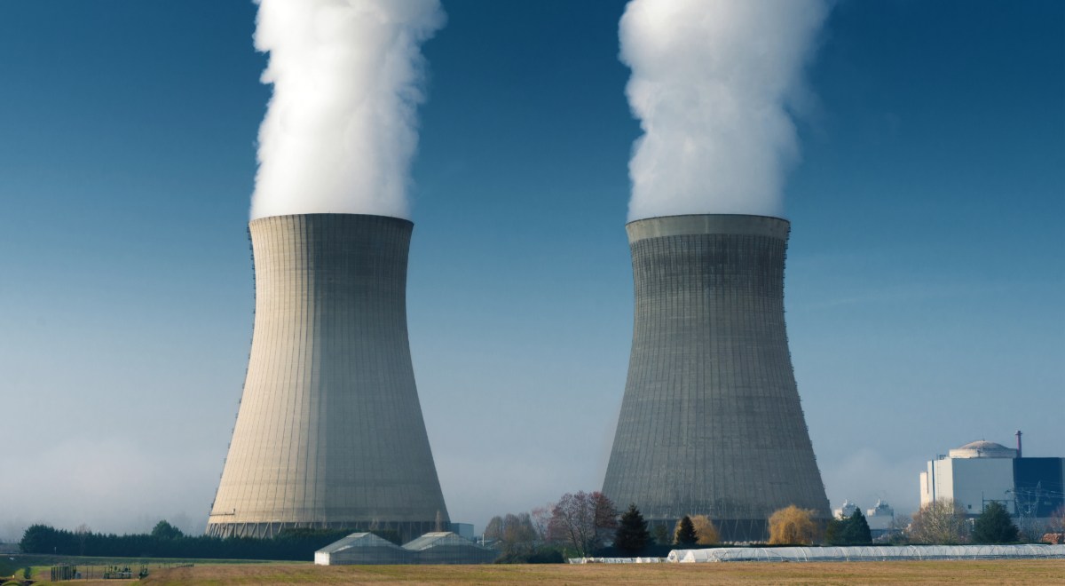 Dos torres de refrigeración de una central eléctrica humeando. Foto de Shutterstock