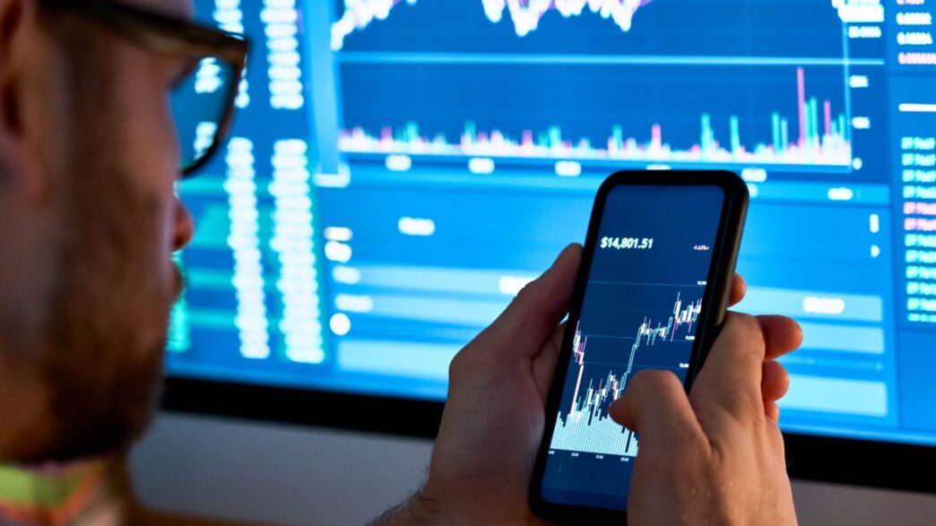 Inversor comprueba los avances cripto en el mercado