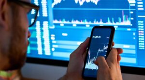 Inversor comprueba los avances cripto en el mercado