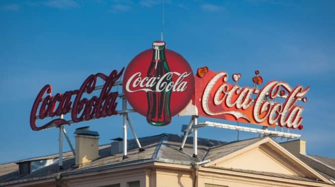 Gran cartel de Coca Cola en el tejado.Objeto publicitario en la ciudad. Foto de Shutterstock