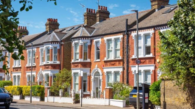 Casas tradicionales adosadas de ladrillo en Londres. Inglaterra. Foto de Shutterstock
