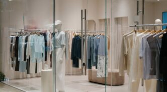 Tienda de ropa de lujo en centro comercial