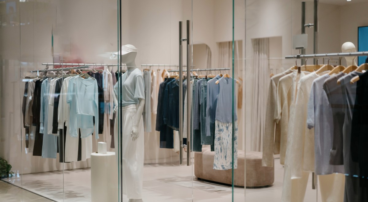 Tienda de ropa de lujo en centro comercial