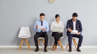 Candidatos en una entrevista de trabajo