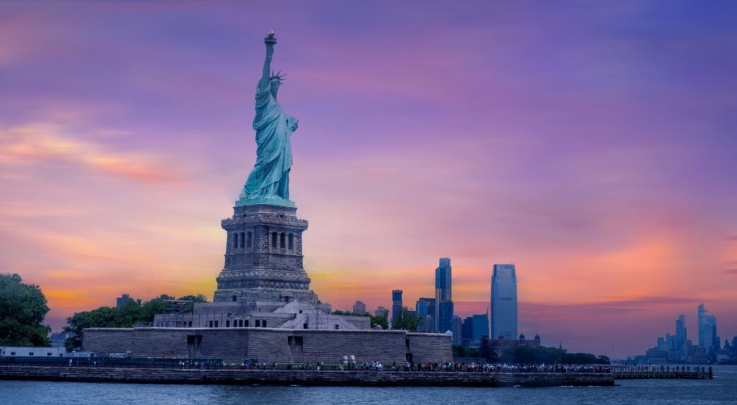 Estatua de la Libertad y puerto de Nueva York