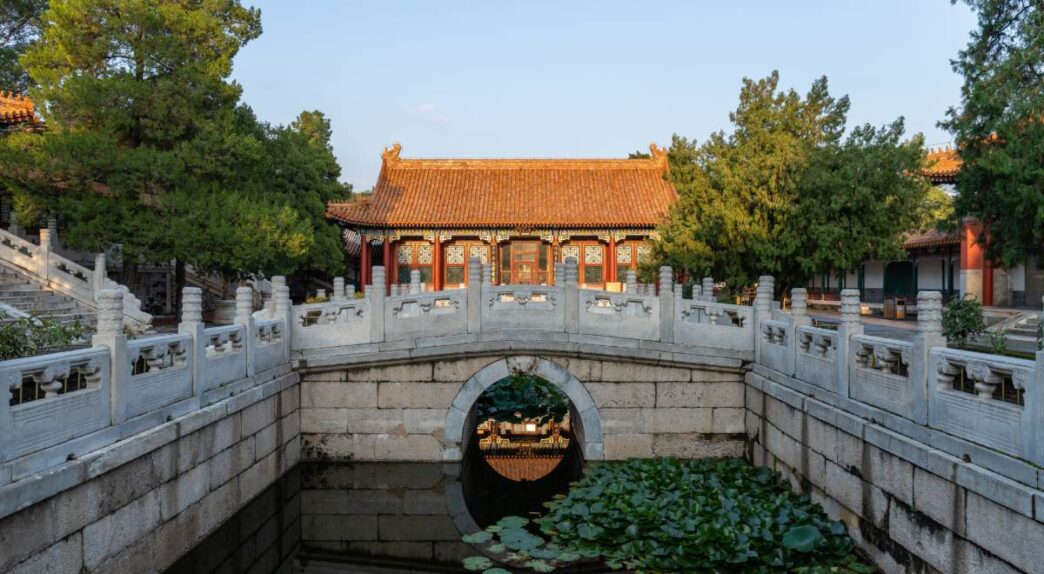 Puente de arco de piedra de Pai Yun Hall en Pekín