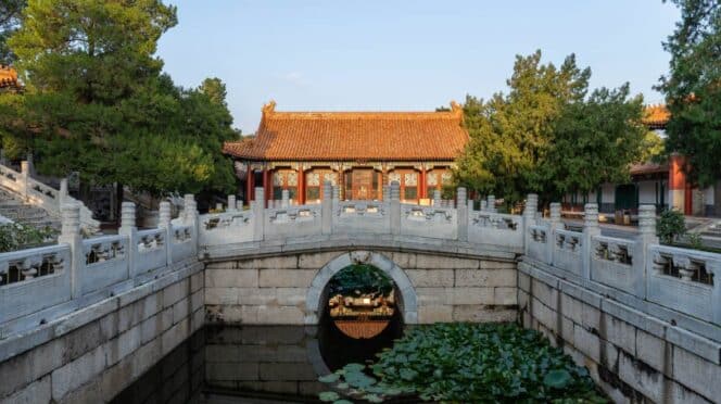 Puente de arco de piedra de Pai Yun Hall en Pekín