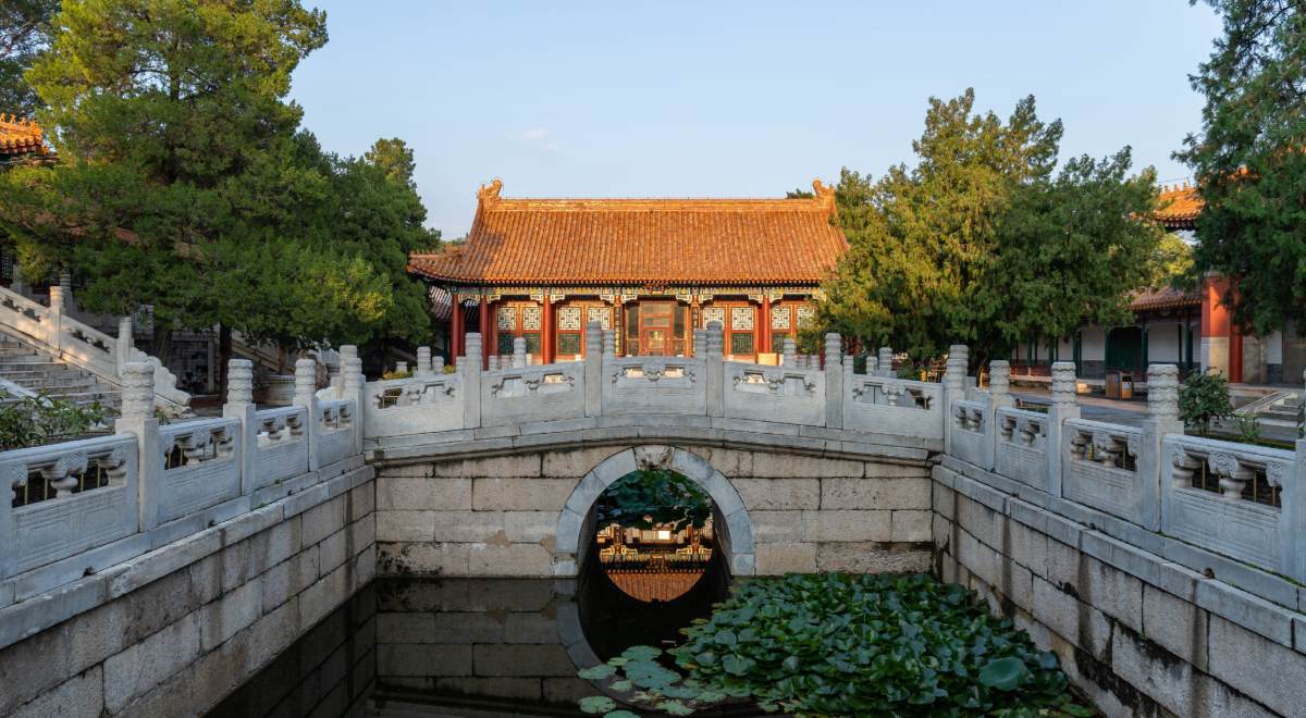 Puente de arco de piedra de Pai Yun Hall en Pekín