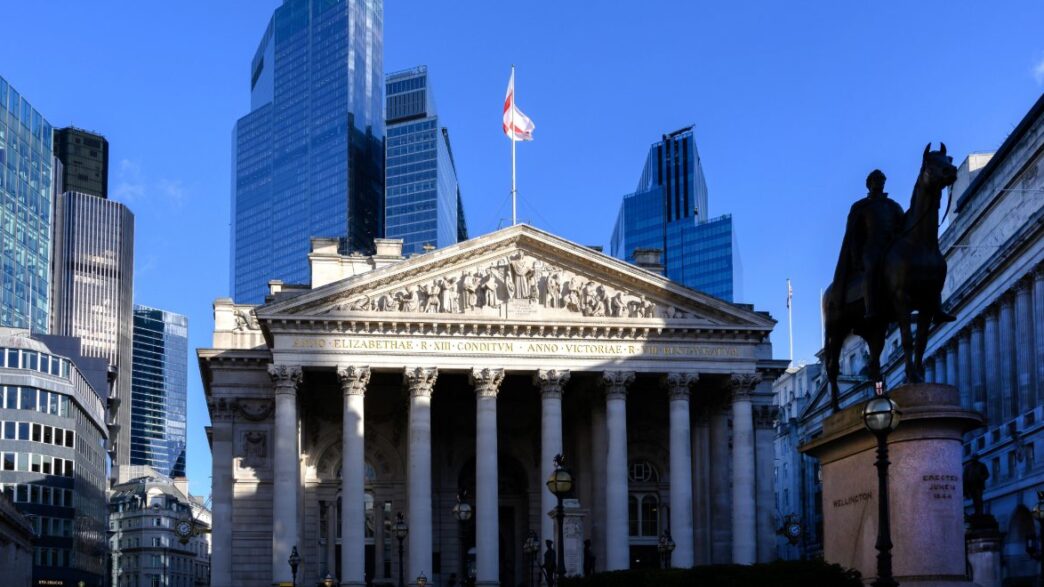 El edificio Royal Exchange flanqueado por Threadneedle Street y Bank. Foto de Shutterstock