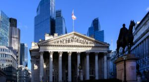 El edificio Royal Exchange flanqueado por Threadneedle Street y Bank. Foto de Shutterstock