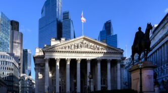 El edificio Royal Exchange flanqueado por Threadneedle Street y Bank. Foto de Shutterstock
