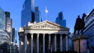 El edificio Royal Exchange flanqueado por Threadneedle Street y Bank. Foto de Shutterstock