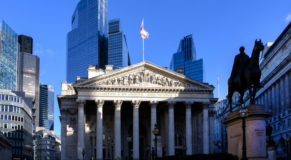 El edificio Royal Exchange flanqueado por Threadneedle Street y Bank. Foto de Shutterstock