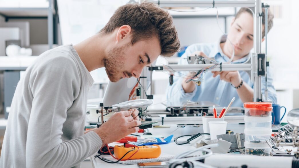 Imagen de dos estudiantes de tecnología