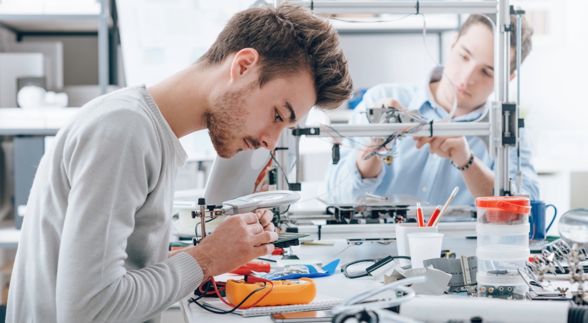 Imagen de dos estudiantes de tecnología