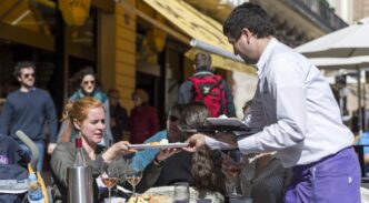 Camarero atendiendo a una mujer