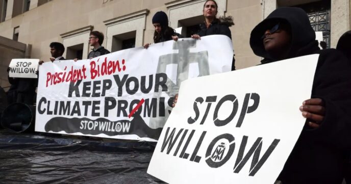Activistas climáticos se manifiestan para instar al presidente Biden a rechazar el Proyecto Willow en el Departamento del Interior de EE. UU. el 17 de noviembre de 2022 en Washington, D.C.