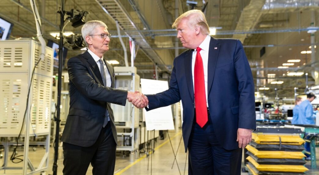 Donald Trump y Tim Cook en una imagen de archivo