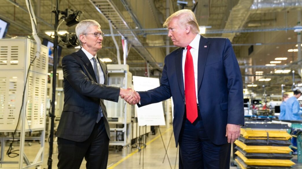 Donald Trump y Tim Cook en una imagen de archivo