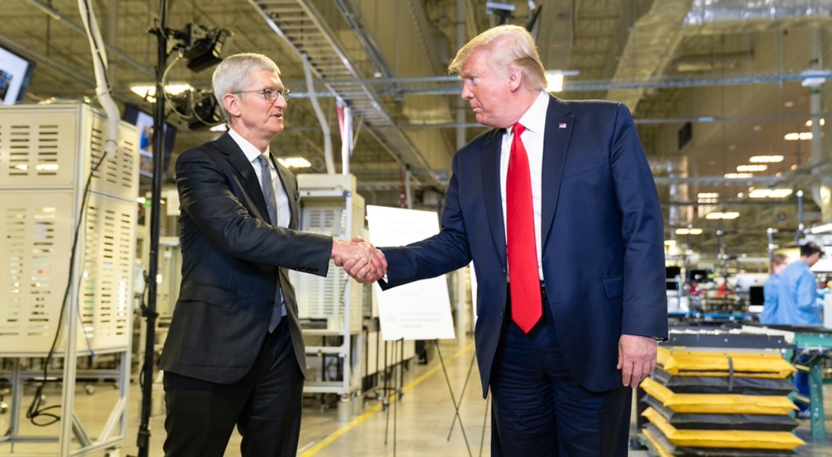 Donald Trump y Tim Cook en una imagen de archivo