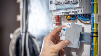 Electricista trabajando
